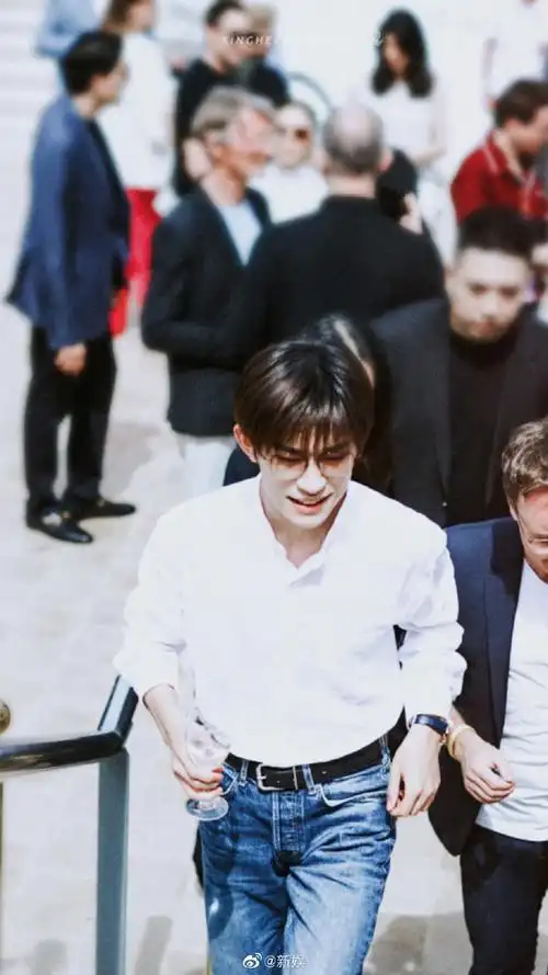 烊千玺戛纳生图,白衬衫 蓝色牛仔裤 金丝眼镜,这禁欲系的打扮和游刃有