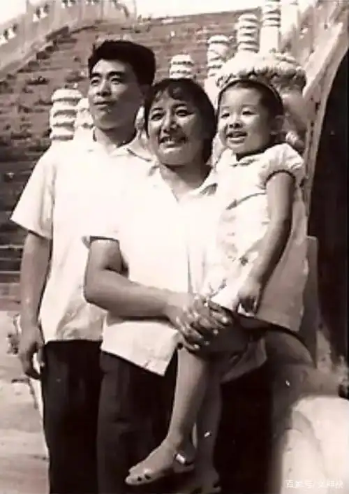 儿时的韩红,就痴迷于妈妈的歌唱舞台.