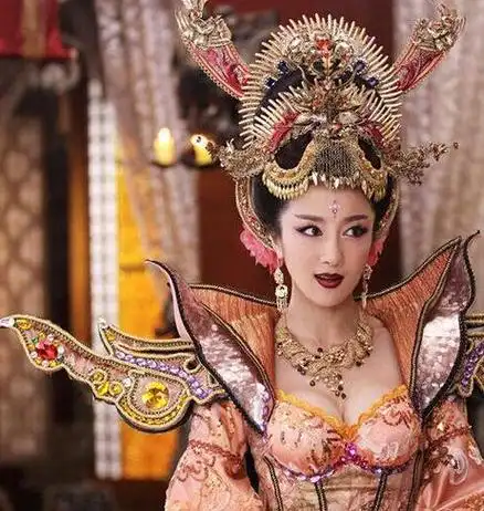 霍思燕时过境迁,如今说起她的名字,不少观众想到的是,她是"嗯哼的妈妈