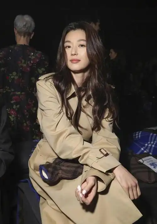 最近以标志性s弯刘海波浪卷发亮相的全智贤,松弛感与气场兼具,梦回千