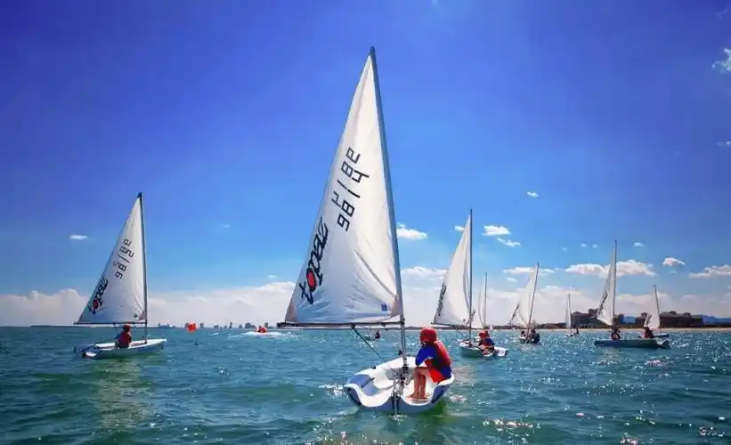秦皇岛蔚蓝海岸是国家帆船帆板队的专属训练基地,拥有2.