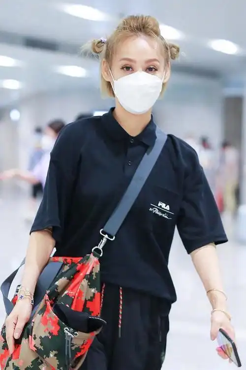 宁静高调走机场身穿休闲装配哪吒头不似姐姐更像妹妹