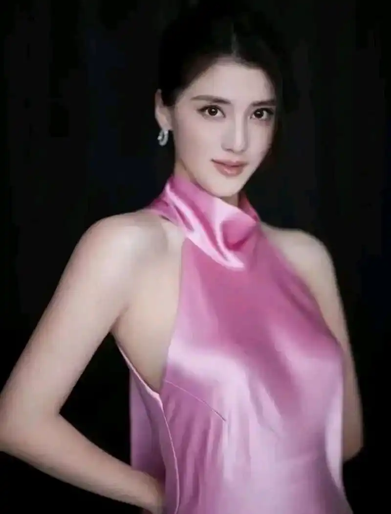 中法混血美女吴千语粉色无袖挂脖包臀连衣裙,大秀身材窈窕性感!