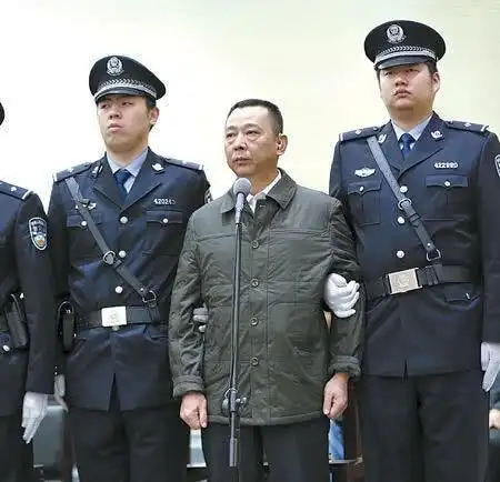 首先刘汉的公司在刚开始创办的时候就是不正规的,因为他的手段硬,后台