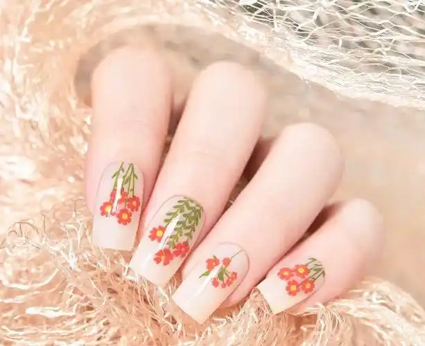 2021年显白又好看的小花花指甲款式