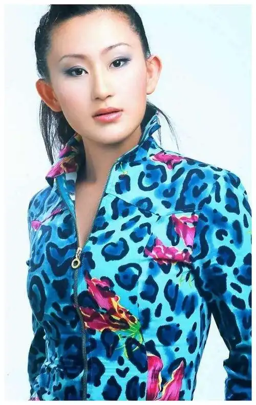 赵文卓一家一连12年为2个保姆庆生,4岁女儿直勾勾盯着蛋糕太可爱