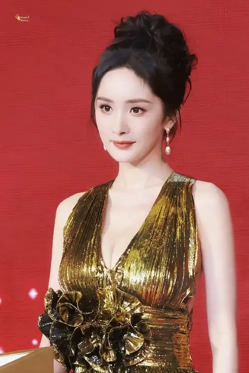 杨幂好像一棵圣诞树##杨幂穿浴袍吃饺子##杨幂王鹤棣同框##杨幂今年