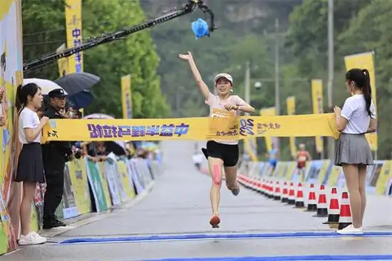 选手冲刺终点.大赛组委会供图 华龙网发本次半程马拉松比赛距离为21.