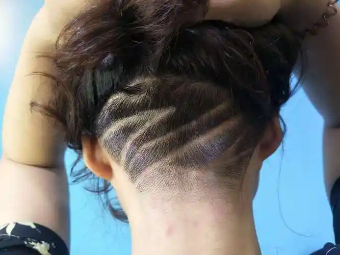 你们觉得女生把脑袋后面的头发剃了怎么样