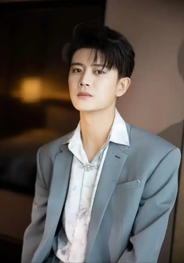 任嘉伦卷入出轨风波中对方身份及照片疑被扒出颜值不输明星