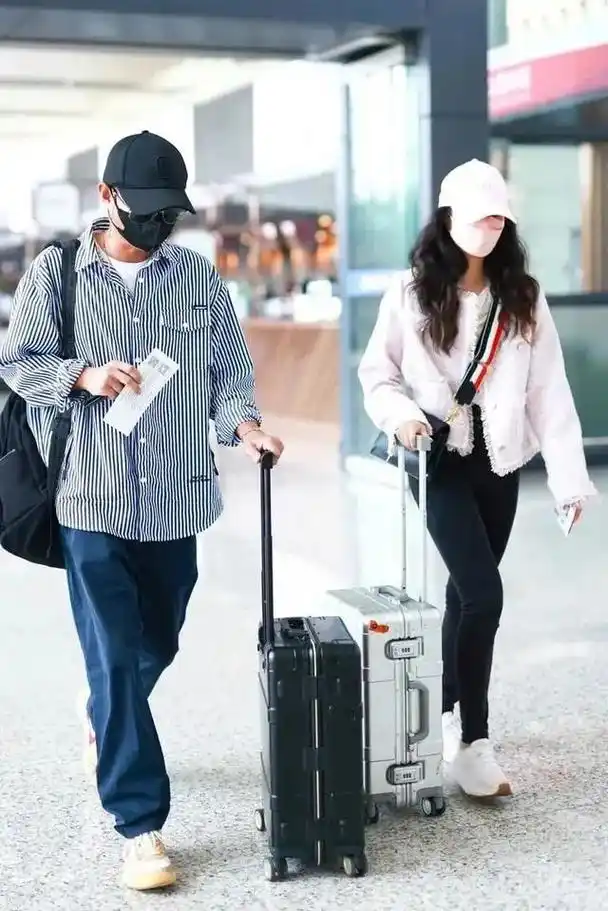 文章与女儿现身机场,14岁文君竹个子高挑,父女俩无互动受争议