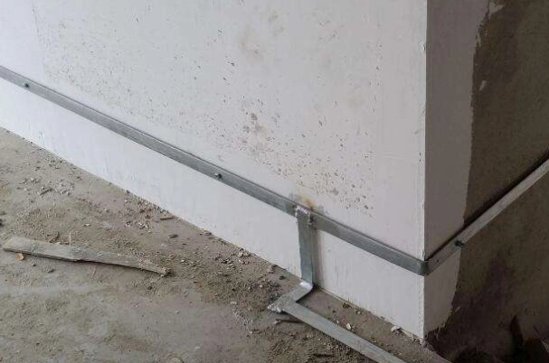 门窗接地扁铁出墙了,用什么方法处理?