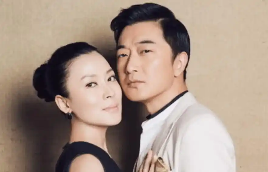 知名演员邵峰刘欣定居加拿大,豪宅内享受,烤羊和茅台成亮点