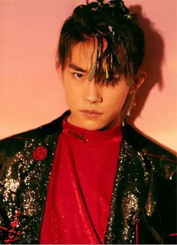 易烊千玺拾贰画正式上线,这是一抹最燃的少年红