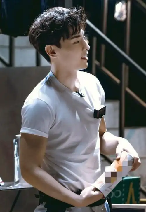 邓伦穿紧身衣训练,肌肉线条丰满,也是一个深藏不露的健身玩家|腹肌