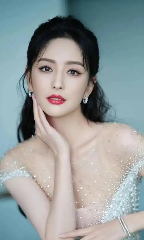 佟丽娅也开始透视啦简直白的亮眼怪不得会被称为月光仙子