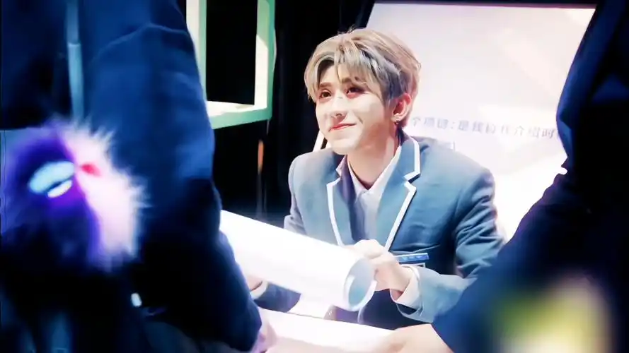 蔡徐坤坤括弧笑