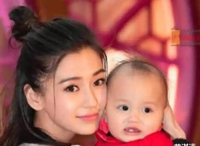 太可爱了,杨颖的儿子长得不像妈妈,五官和黄晓明非常相似_孩子_父母