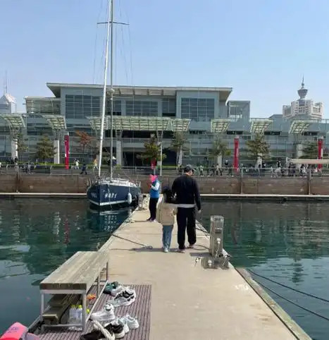 朱亚文全家包游艇游玩,两个女儿罕见出镜,沈佳妮素颜气色好