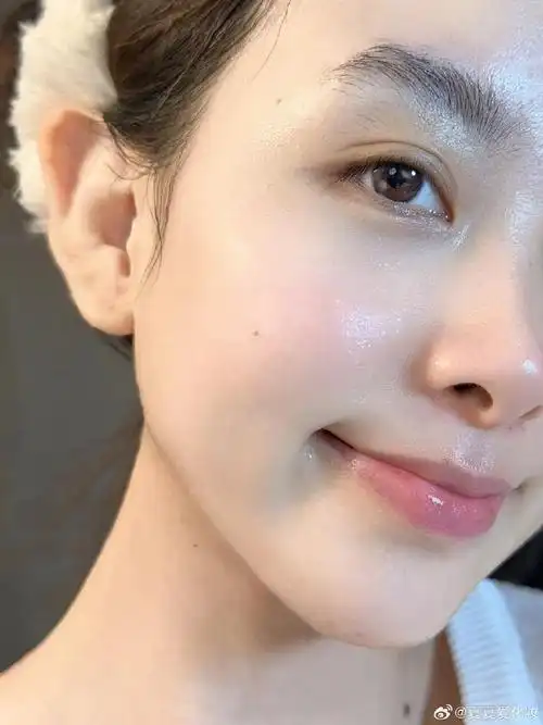 记得十多年前,我正是这样的情况,皮肤黝黑且显得暗黄,瘦弱,朋友们都说