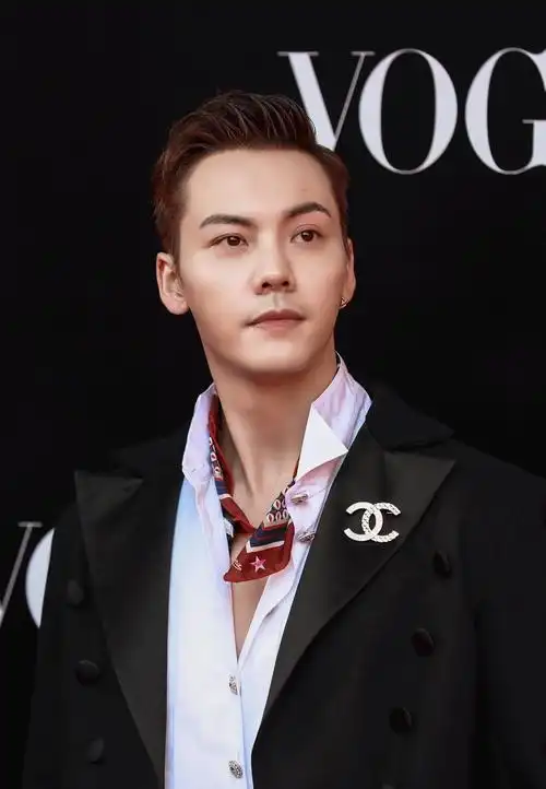 6767近日陈伟霆身着chanel白色衬衫及黑色西装外套搭配chanel j12