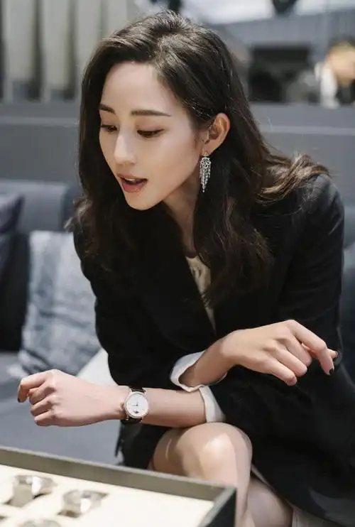 女演员张钧甯干练优雅活动写真