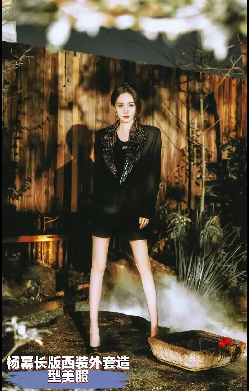 杨幂长版西装外套造型美照 杨幂身着黑色阔长版 - 抖音