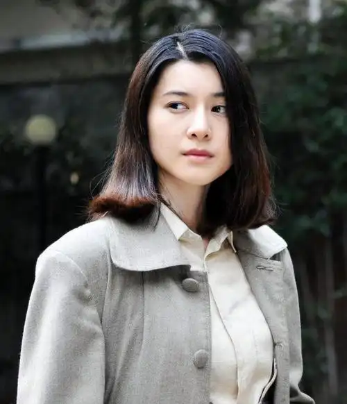 在参演《杀狼花》时,甄锡扮演的女主角"陈春雪",后来还曾获得最佳女