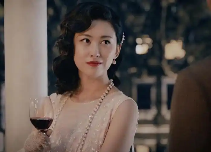 相比姚安娜的科技世家,90年代出生的朱珠来自更为传统的红色世家.