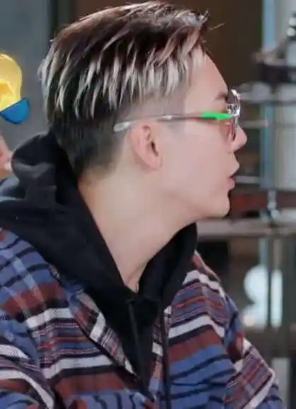 陈伟霆教欧阳娜娜瘦脸 靠意念瘦可还行?【竖版】