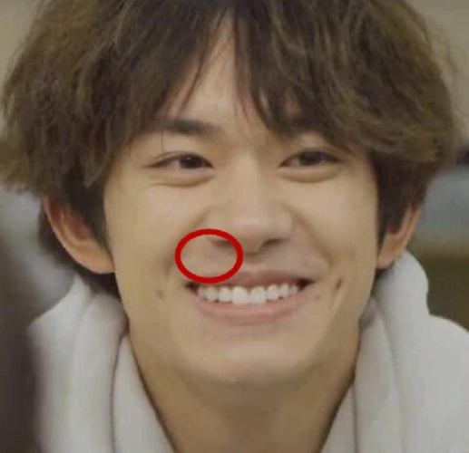 易烊千玺卸妆后长啥样看清他脸上的瑕疵后也就是个普通人