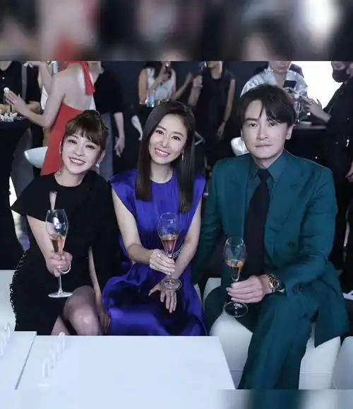 林心如被肤色拖累,穿蓝裙看着太没气色,同框陈意涵她却像长辈_设计