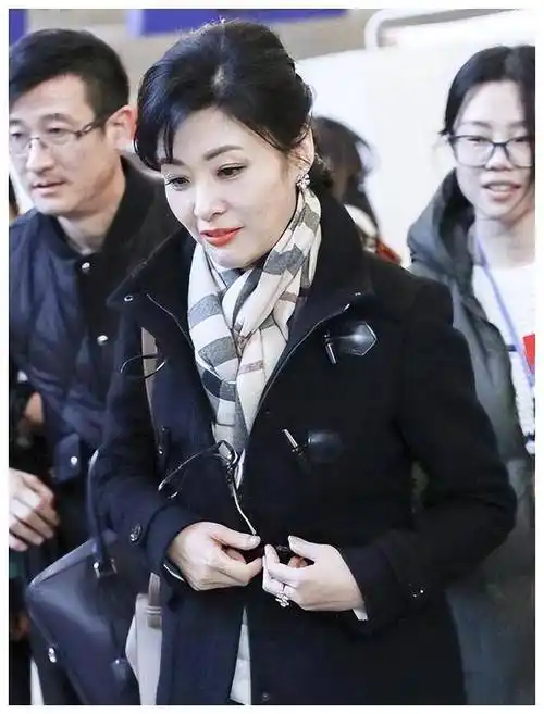 央视主持走向董事长,常青树周涛与董卿开启不同之路!_生活_山东_家庭