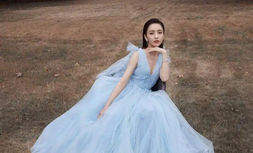 佟丽娅穿蓝色系礼服超仙,时刻散发出浓厚的仙女气息_造型_设计_元素