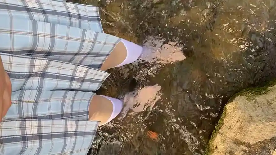 jk白丝过膝玩水好凉!