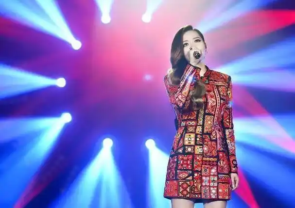 张靓颖和冯轲离婚4年:她单身与病魔抗争,他做满分的单亲爸爸