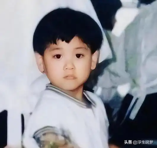 甚至在彭于晏三岁时,他因为长相胖乎可爱,像个小福娃,还被导演相中