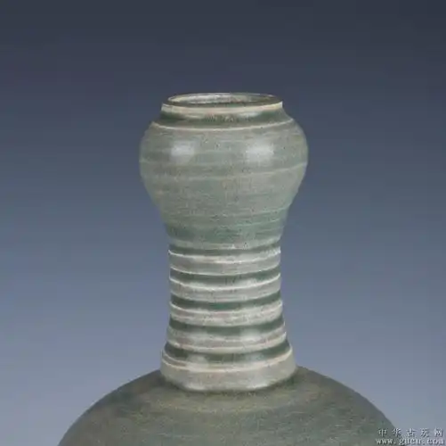 旧藏宋代越窑青瓷小开片旋纹蒜头掸瓶一对