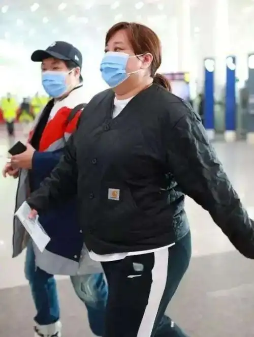 贾玲近照胖到认不出身体发福严重重180斤走路都有些艰难