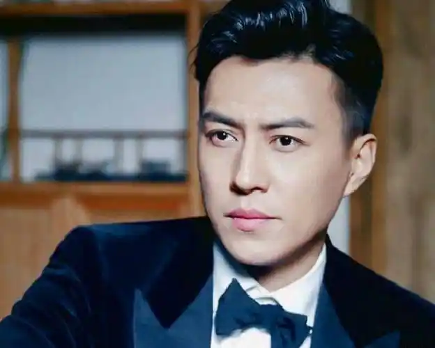 原创男明星也怕中年危机不存在的看看靳东如今才是颜值巅峰
