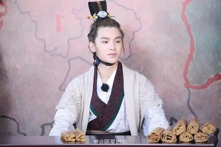 黄明昊的古装扮相从不会让人失望,扮上王侯装霸气尽显,气场十足