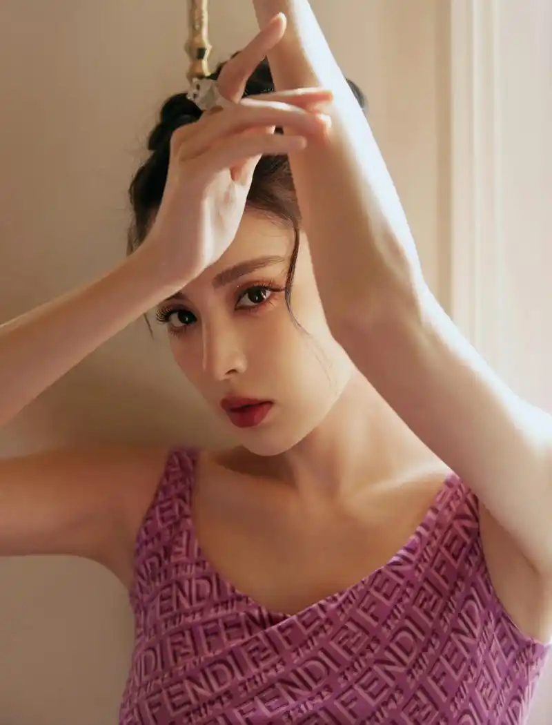 古力娜扎 身材迷人 美腿吸睛