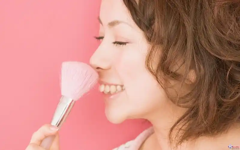 现代女孩家居生活摄影主题宽屏壁纸