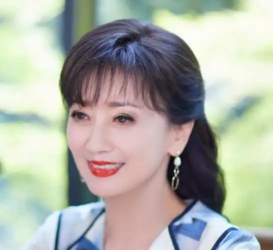 年近70的赵雅芝绝了!滑板射箭赛车,戏外比戏里更精彩