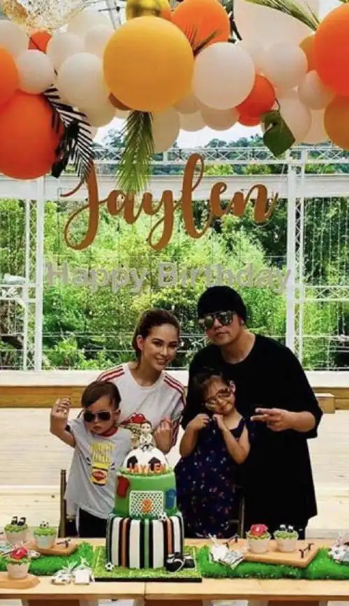 周杰伦儿子女儿正面照终于曝光女儿像妈儿子像爸