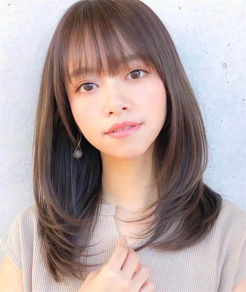直发内扣锁骨发,好打理的发型,大脸圆脸发型必备,好看得不得了.