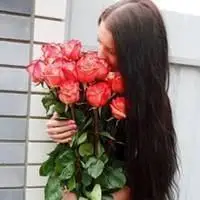 口含玫瑰女生头像【点击鼠标右键下载】