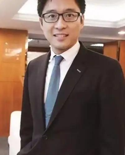 网易评:霍启山不仅长得高大帅气且出生豪门,他身着西装白衬衫显得器宇