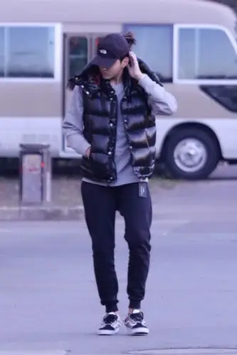 吴亦凡# 20171217 上海出发 高清 夕阳中的少年比又比天气这么冷,要