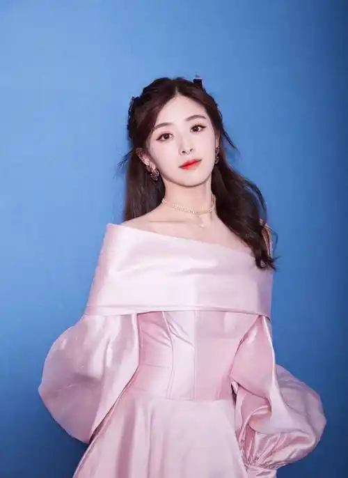 张含韵气质开挂,一袭红色花边领连衣裙甜美可爱,长卷发时尚减龄_女生